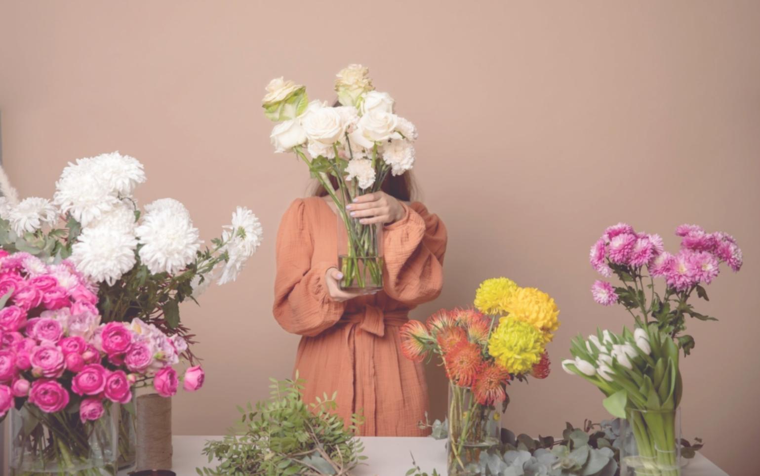 Florist specialist working with seasonal flowers during an online session